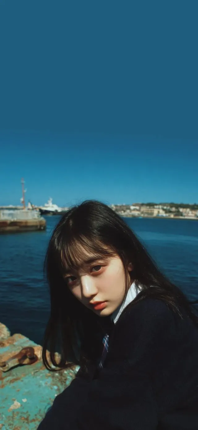海边少女肖像深蓝清新胶片风手机壁纸