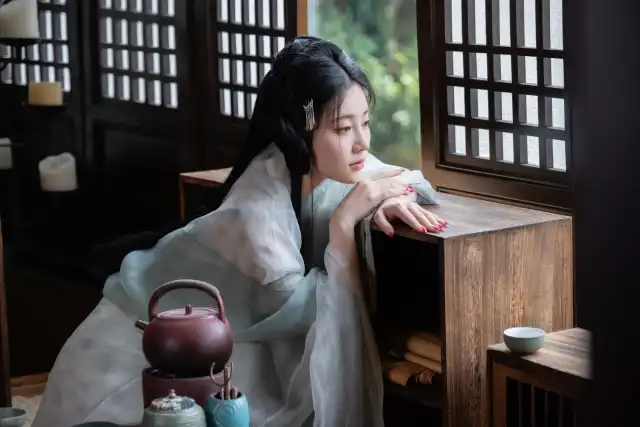 古风美女着薄纱汉服倚窗品茶古典风摄影手机壁纸