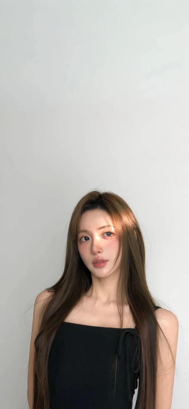 美女长发披肩黑色吊带简约背景清新人像摄影人物手机壁纸