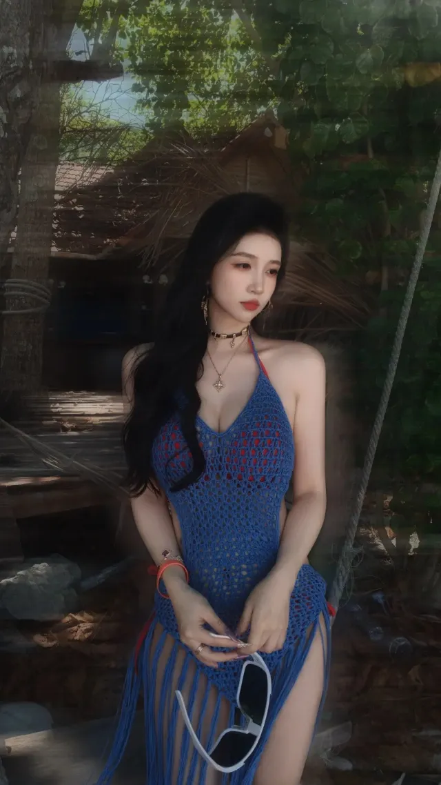 蓝镂空泳衣美女树下持墨镜度假写真美女手机壁纸