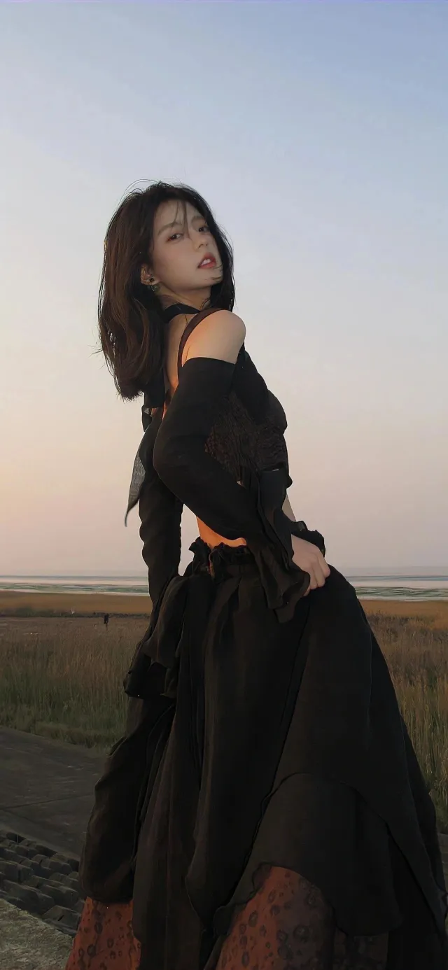 黑裙暮色回眸酷飒氛围美女手机壁纸