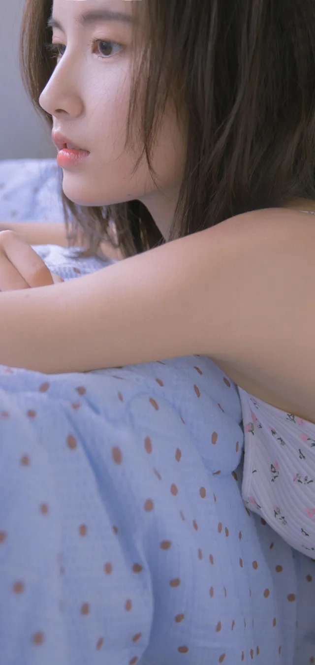 清新少女侧颜凝望浅蓝波点裙手机壁纸