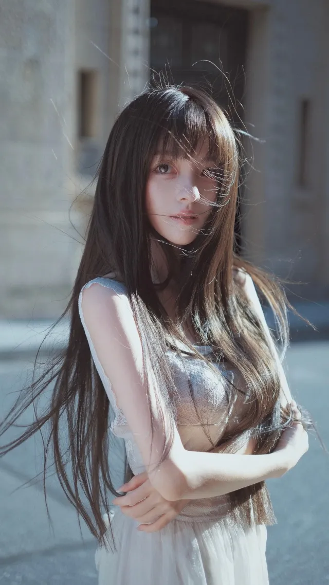 美女白裙长发街头逆光清新人物手机壁纸