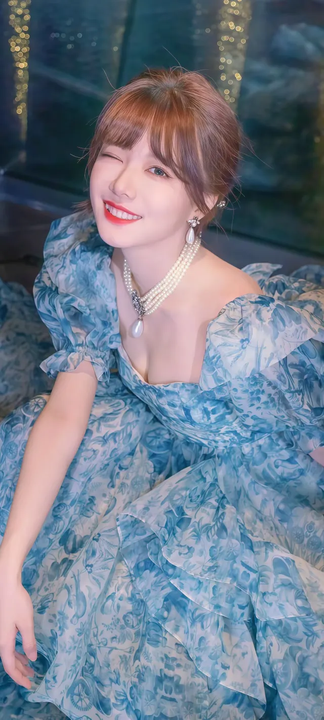 蓝碎花裙珍珠项链眨眼美女手机壁纸